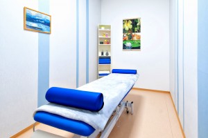 Massage Liege in angenehmen Räumlichkeiten